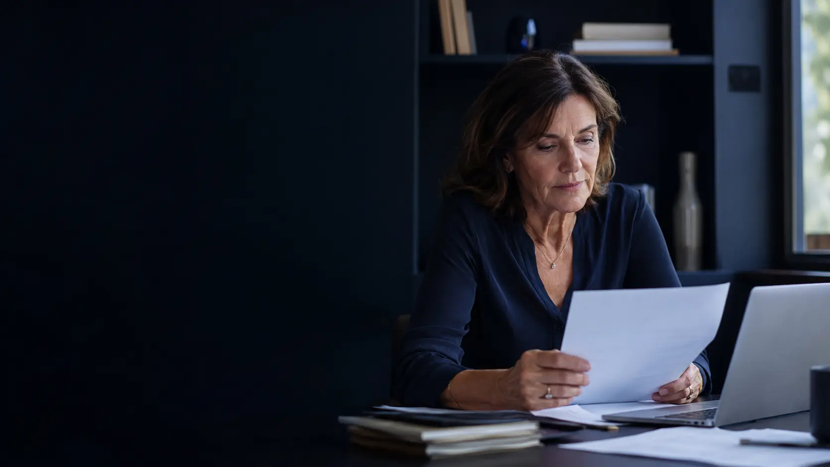 Femme consultant attentivement son dossier de carrière